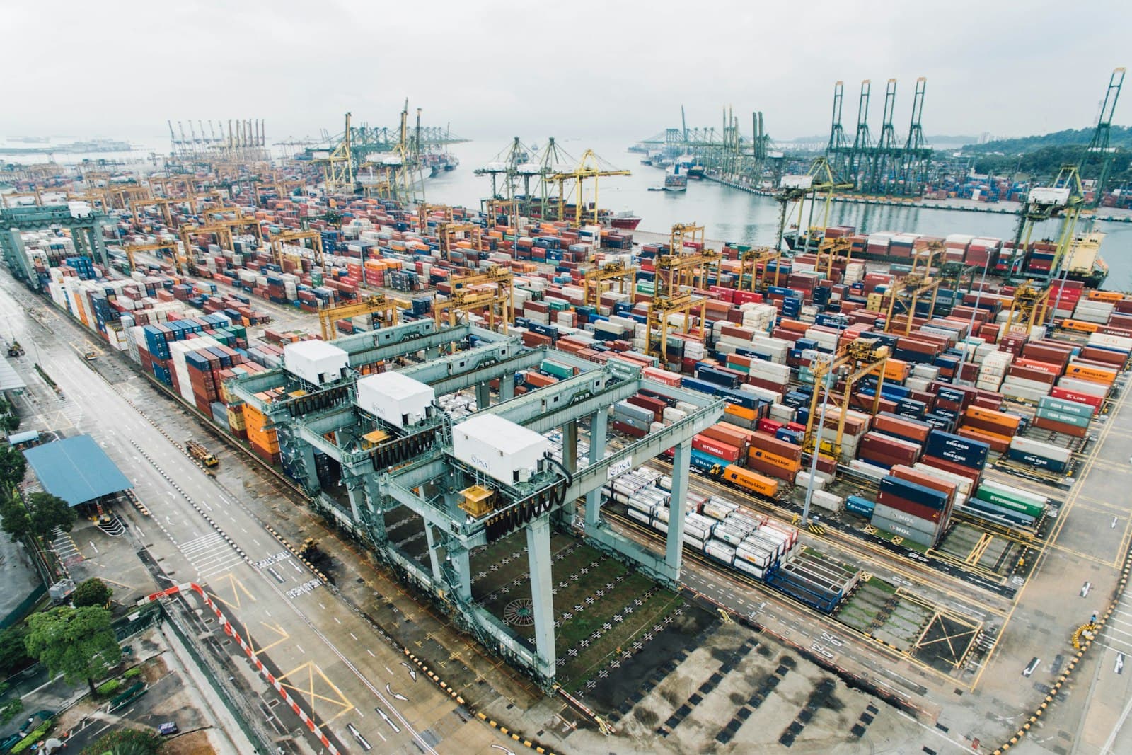 Vista aérea de una terminal portuaria con contenedores organizados en patio